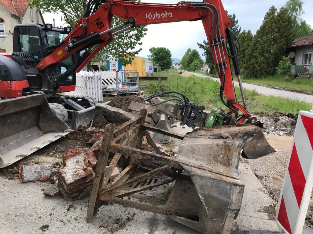 Sockel der alten Bahnschranke